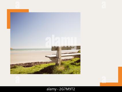 Photographie d'un banc à la plage sur fond gris Banque D'Images