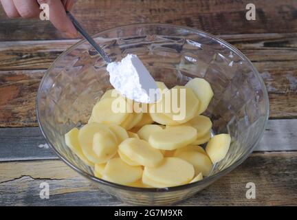 ajout d'amidon de maïs sur les pommes de terre Banque D'Images