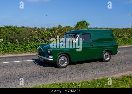 Vert des années 1962 60 Ford Thames van 2000cc en route pour Capesthorne Hall Classic May car show, Cheshire, Royaume-Uni Banque D'Images