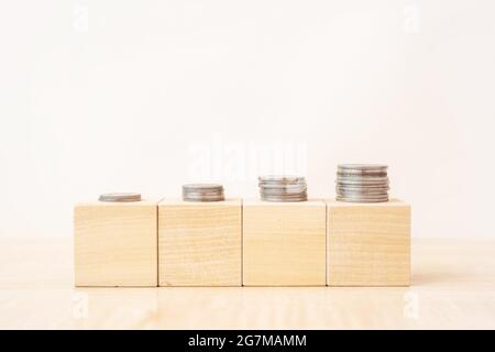 Cubes avec des piles de pièces sur la table comme concept d'économie d'argent Banque D'Images