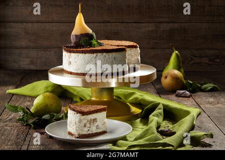 Cheesecake sur une pâte sablée au chocolat avec poire pochée Banque D'Images