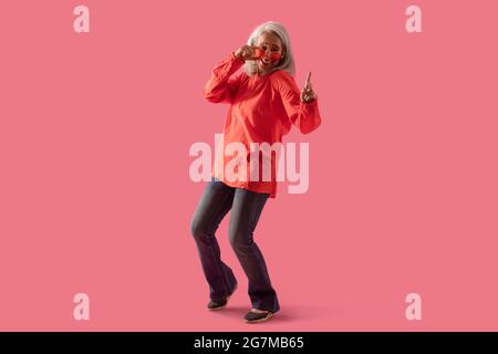 Une vieille femme dansant vêtue de molave Banque D'Images