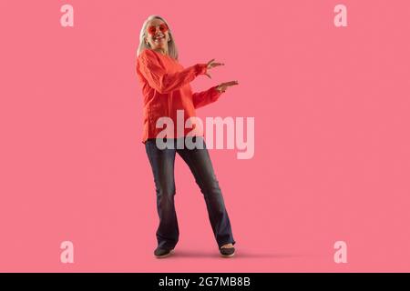 Une vieille femme dansant vêtue de molave. Banque D'Images