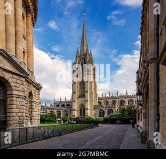 St Mary la Vierge, l'église universitaire d'Oxford, vue de la place Radcliffe, et l'église gothique anglaise datant du XIe siècle Banque D'Images