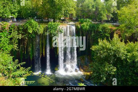 Chutes de Duden supérieures. Rivière Duden en Turquie. Banque D'Images