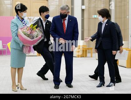 Tokyo, Japon. 15 juillet 2021. (G-D) le gouverneur de Tokyo Koike Yuriko, le président du Comité International Olympique Thomas Bach et le président de Tokyo 2020 Hashimoto Seiko avant leur réunion à Tokyo, Japon, le 15 juillet 2021. Crédit : POOL/ZUMA Wire/Alay Live News Banque D'Images