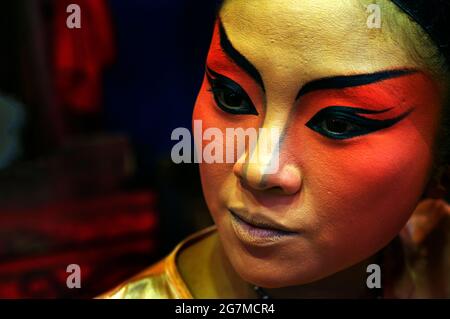 Chanter l'Opéra Teochew Tong. Une troupe d'opéra chinois, de se préparer à effectuer dans la région de Thonburi. Banque D'Images