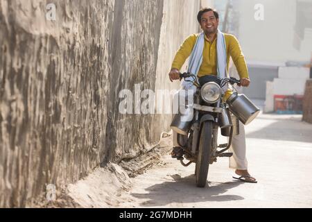 UN HOMME DE VILLAGE REGARDANT LA CAMÉRA ET SOURIANT Banque D'Images
