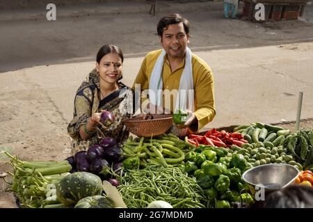 UN COUPLE RURAL HEUREUX D'ACHETER DES LÉGUMES ENSEMBLE Banque D'Images