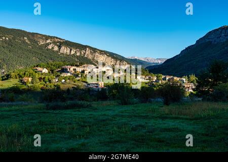 Village de Saint Julien du Verdon au Lac de Castillon en Provence, France. Banque D'Images