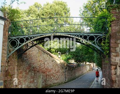 Un vieux pont en fer forgé à Exeter, Devon, Angleterre, Royaume-Uni Banque D'Images