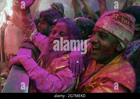 Les fêtards se rassemblent au temple Shriji (Laadli Sarkar Mahal), pendant Lathmar Holi, étalé de poudre colorée. Il est tenu pendant une pleine lune et le Banque D'Images