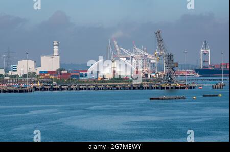 Marchwood, Southampton, Angleterre, Royaume-Uni, 2021. Le dôme en aluminium de l'ERF de Marchwood, l'usine d'incinération des déchets et le port de conteneur en arrière-plan. Banque D'Images