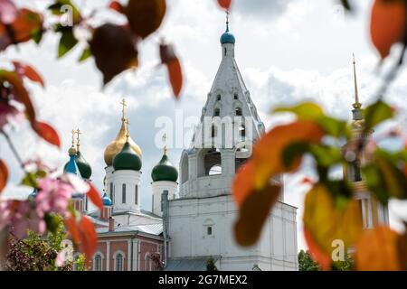 Tours et dôme de temples et églises avec murs blancs À Kolomna à la place de la cathédrale dans la région de Moscou et Feuilles rouges de pomme décorative Banque D'Images