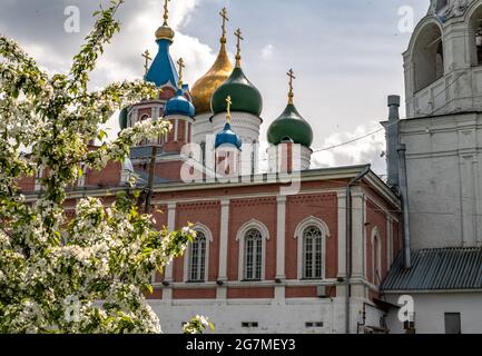 Tours et dôme de temples et églises avec murs blancs À Kolomna à la place de la cathédrale dans la région de Moscou et Feuilles rouges de pomme décorative Banque D'Images