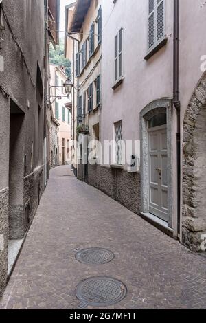 Paysage urbain pittoresque avec de vieilles maisons sur la rue de virage de narriow au village sur le bord du lac, tourné en été à Torno, Como, Italie Banque D'Images