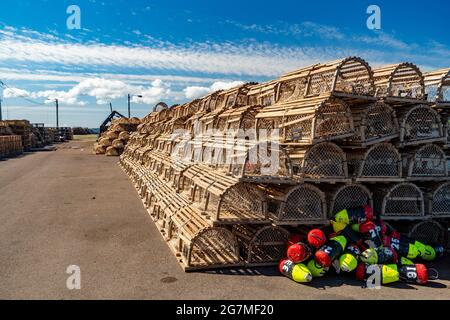 Des pièges à homard ont été empilés sur un quai dans la région rurale de l'Île-du-Prince-Édouard, au Canada. Banque D'Images