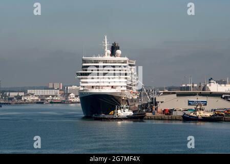 Southampton, Angleterre, Royaume-Uni. 2021. Port de Southampton avec une toile de fond de brouillard et à côté, le bateau de croisière Queen Elizabeth. Banque D'Images