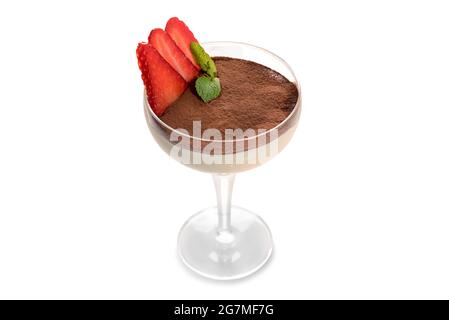 Tiramisu dessert dans une tasse de verre avec des tranches de fraise et des feuilles de menthe, isolé sur blanc, espace de copie Banque D'Images