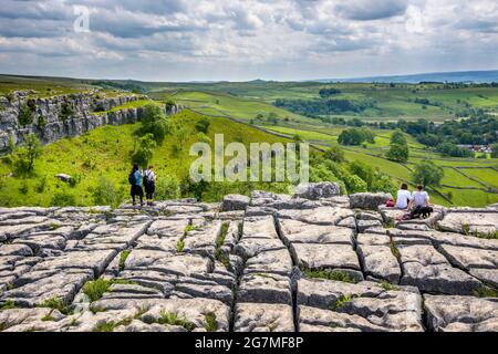 Malham Cove près du village de Malham, Wharfedale, Yorkshire Dales National Park, Angleterre, Royaume-Uni pendant un après-midi ensoleillé d'été Banque D'Images