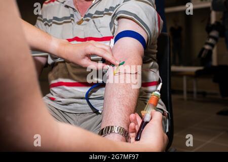 L'illustration montre des personnes donnant du sang à un moment de presse au début des tests sanguins sur 800 personnes à Zwijndrecht, mardi 15 juin 2021, Banque D'Images