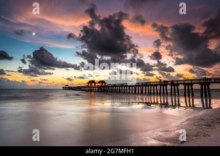 Jetée de Naples au coucher du soleil, Naples, comté de collier, Floride, États-Unis Banque D'Images