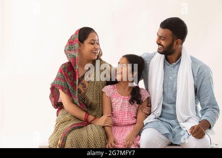 PORTRAIT D'UNE FAMILLE RURALE HEUREUX DE PASSER DU TEMPS ENSEMBLE Banque D'Images
