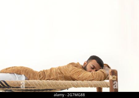 PORTRAIT D'UN HOMME RURAL DORMANT CONFORTABLEMENT Banque D'Images