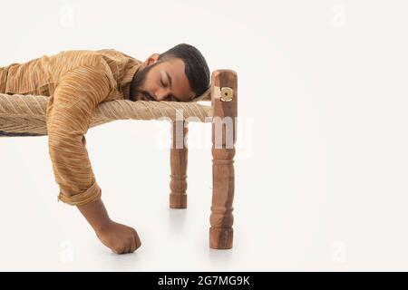 PORTRAIT D'UN HOMME RURAL DORMANT CONFORTABLEMENT Banque D'Images
