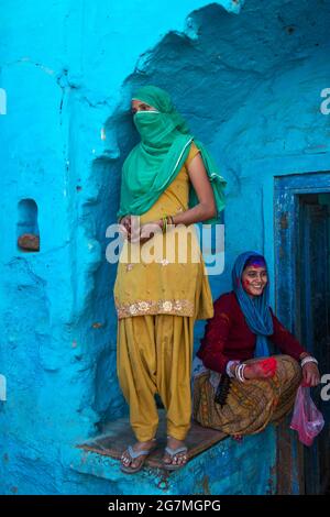 Les fêtards se rassemblent au temple Shriji (Laadli Sarkar Mahal), à Barsana, pendant Lathmar Holi, étalé de poudre colorée. Il est tenu pendant un mois complet Banque D'Images