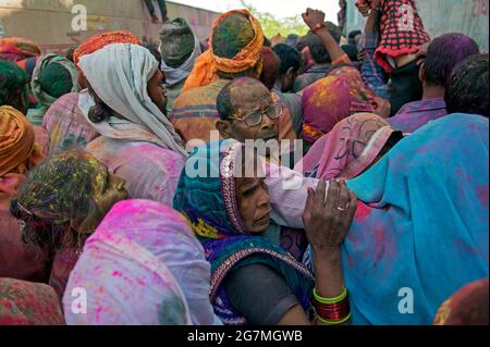 Festival de Lathmar Holi, début de Holi, villages de Barsana-Nandgaon, Uttar Pradesh, Inde Banque D'Images