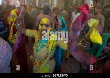 Les fêtards se rassemblent au temple Shriji (Laadli Sarkar Mahal), à Barsana, pendant Lathmar Holi, étalé de poudre colorée. Il est tenu pendant un mois complet Banque D'Images