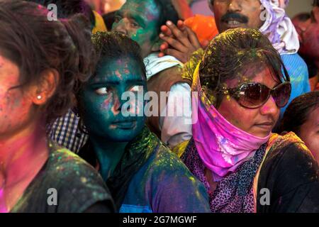 Les fêtards se rassemblent au temple Shriji (Laadli Sarkar Mahal), à Barsana, pendant Lathmar Holi, étalé de poudre colorée. Il est tenu pendant un mois complet Banque D'Images