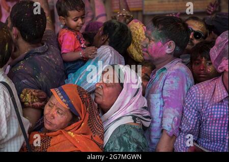 Les fêtards se rassemblent au temple Shriji (Laadli Sarkar Mahal), à Barsana, pendant Lathmar Holi, étalé de poudre colorée. Il est tenu pendant un mois complet Banque D'Images