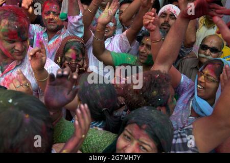 Les fêtards se rassemblent au temple Shriji (Laadli Sarkar Mahal), pendant Lathmar Holi, étalé de poudre colorée. Il est tenu pendant une pleine lune et le Banque D'Images