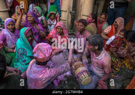 Les fêtards se rassemblent au temple Shriji (Laadli Sarkar Mahal), à Barsana, pendant Lathmar Holi, étalé de poudre colorée. Il est tenu pendant un mois complet Banque D'Images