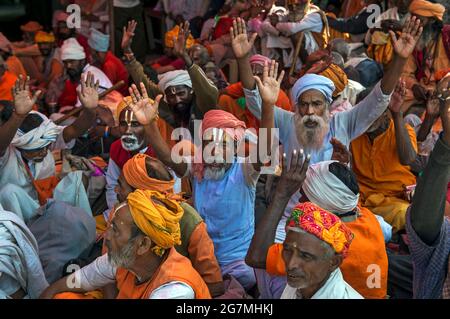 Les fêtards se rassemblent au temple Shriji (Laadli Sarkar Mahal), à Barsana, pendant Lathmar Holi, étalé de poudre colorée. Il est tenu pendant un mois complet Banque D'Images