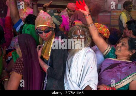 Les fêtards se rassemblent au temple Shriji (Laadli Sarkar Mahal), à Barsana, pendant Lathmar Holi, étalé de poudre colorée. Il est tenu pendant un mois complet Banque D'Images