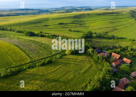 Survolant un village en Transylvanie. Vue aérienne par drone de Manastireni, Roumanie par drone Banque D'Images