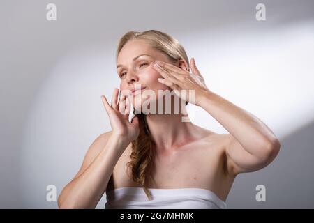 Régime de soins de beauté en utilisant les mains et les doigts pour masser doucement le visage. Calme et détente. Temps moi. Banque D'Images