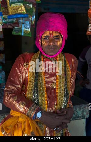 Les fêtards se rassemblent au temple Shriji (Laadli Sarkar Mahal), à Barsana, pendant Lathmar Holi, étalé de poudre colorée. Il est tenu pendant un mois complet Banque D'Images