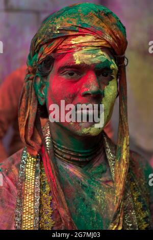 Les fêtards se rassemblent au temple Shriji (Laadli Sarkar Mahal), à Barsana, pendant Lathmar Holi, étalé de poudre colorée. Il est tenu pendant un mois complet Banque D'Images