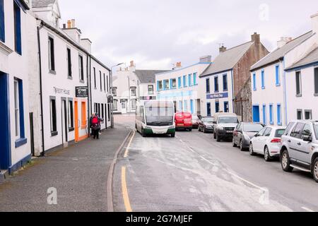 Un bus public à Bowmore sur l'île d'Islay au large de la côte ouest de l'Écosse. La petite île est célèbre pour ses nombreuses distilleries de whisky. Banque D'Images