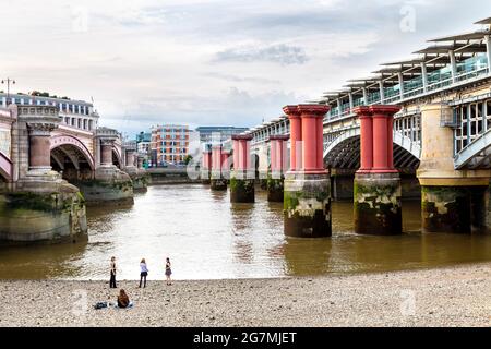 Piliers de soutien de l'ancienne gare St Pauls, pont entre les Blackfriars et le Blackfriars Railway Bridge, Bankside, Londres, Royaume-Uni Banque D'Images