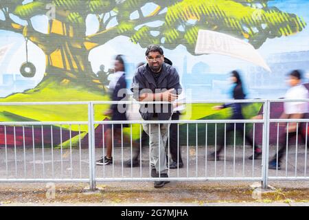 Birmingham, Royaume-Uni. 15 juillet 2021. L'artiste Graffiti Mohammed Ali revient à son ancienne école primaire pour créer une fresque encourageant les enfants à raconter leurs propres histoires. Il est retourné à la Montgomery Primary Academy dans le centre-ville de Sparkbrook, Birmingham, avec "tout pour tout le monde" pour explorer l'exclusion et l'inégalité, ainsi que pour élever l'héritage unique de Shakespeare de Birmingham et l'ouvrir pour tous, y compris les enfants à l'école. Peter Lopeman/Alay Live News Banque D'Images