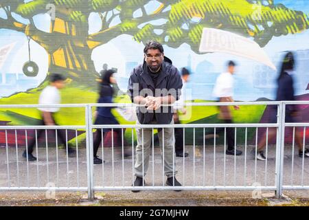 Birmingham, Royaume-Uni. 15 juillet 2021. L'artiste Graffiti Mohammed Ali revient à son ancienne école primaire pour créer une fresque encourageant les enfants à raconter leurs propres histoires. Il est retourné à la Montgomery Primary Academy dans le centre-ville de Sparkbrook, Birmingham, avec "tout pour tout le monde" pour explorer l'exclusion et l'inégalité, ainsi que pour élever l'héritage unique de Shakespeare de Birmingham et l'ouvrir pour tous, y compris les enfants à l'école. Peter Lopeman/Alay Live News Banque D'Images