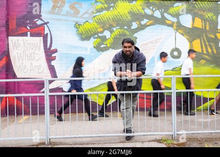 Birmingham, Royaume-Uni. 15 juillet 2021. L'artiste Graffiti Mohammed Ali revient à son ancienne école primaire pour créer une fresque encourageant les enfants à raconter leurs propres histoires. Il est retourné à la Montgomery Primary Academy dans le centre-ville de Sparkbrook, Birmingham, avec "tout pour tout le monde" pour explorer l'exclusion et l'inégalité, ainsi que pour élever l'héritage unique de Shakespeare de Birmingham et l'ouvrir pour tous, y compris les enfants à l'école. Peter Lopeman/Alay Live News Banque D'Images