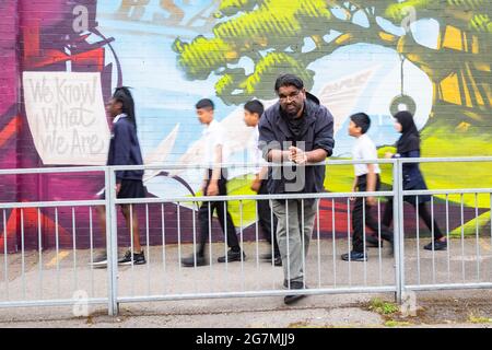 Birmingham, Royaume-Uni. 15 juillet 2021. L'artiste Graffiti Mohammed Ali revient à son ancienne école primaire pour créer une fresque encourageant les enfants à raconter leurs propres histoires. Il est retourné à la Montgomery Primary Academy dans le centre-ville de Sparkbrook, Birmingham, avec "tout pour tout le monde" pour explorer l'exclusion et l'inégalité, ainsi que pour élever l'héritage unique de Shakespeare de Birmingham et l'ouvrir pour tous, y compris les enfants à l'école. Peter Lopeman/Alay Live News Banque D'Images