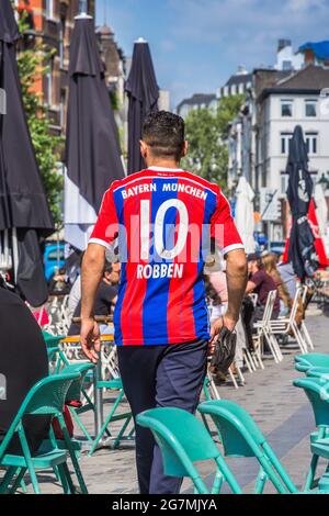 Bayern Munich fan de football avec Robben shirt à travers la terrasse du café Saint Gilles, Bruxelles, Belgique. Banque D'Images