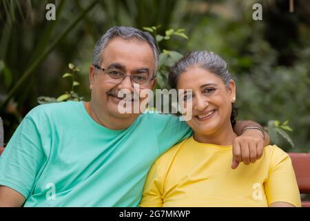 PORTRAIT D'UN COUPLE HEUREUX ASSIS ENSEMBLE Banque D'Images